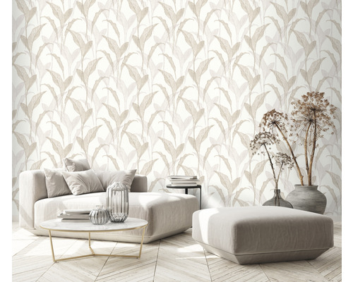 Obývací pokoj s béžovou tapetou s motivem listů, pohovkou a dekoracemi