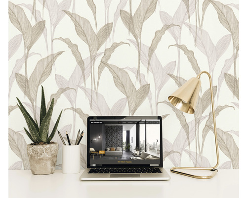 Scéna s vliesovou tapetou s motivem listů, notebookem, stolní lampou a rostlinou v květináči