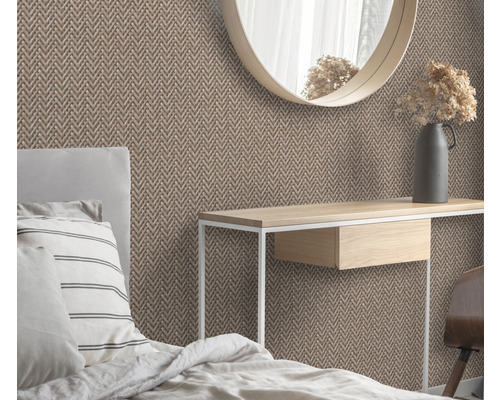 Ložnice s postelí, konzolovým stolkem, zrcadlem a vzorovanou tapetou s rybím vzorem