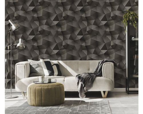 Obývací pokoj s pohovkou, stojací lampou, kobercem a geometrickou tapetou