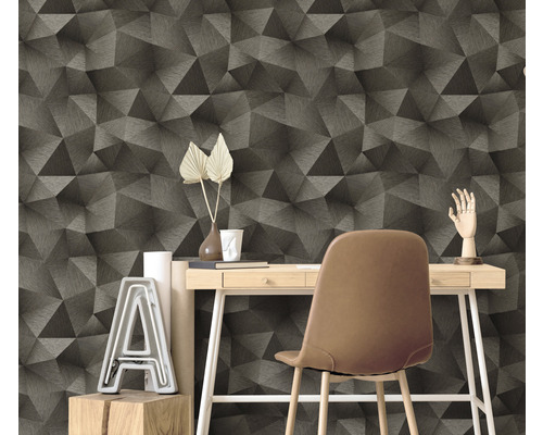 Scéna s geometrickou tapetou, psacím stolem a kancelářskou židlí