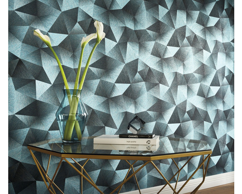 Dekorativní stěna s geometrickým vzorem tapety, stůl s květinami a dekoracemi