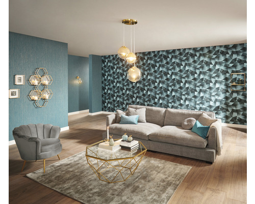 Obývací pokoj s pohovkou, křeslem, konferenčním stolkem a nástěnnými dekoracemi