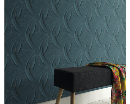 Modrozelená tapeta s motivem kruhového oblouku a lavice v místnosti.