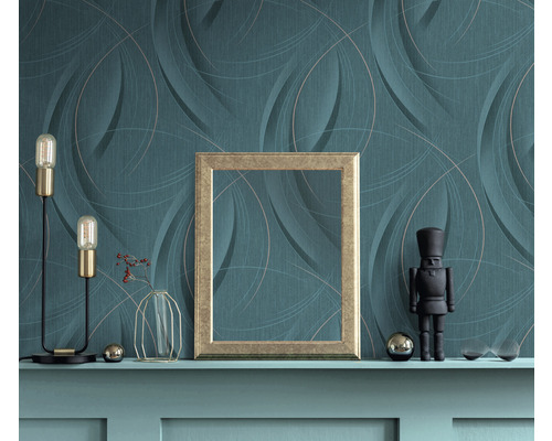 Dekorativní stěna s ozdobnou tapetou, rámem na obrazy, lampou a dekorací