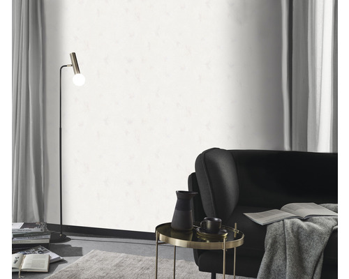 Obývací pokoj se stojací lampou, křeslem, odkládacím stolkem a bílou tapetou