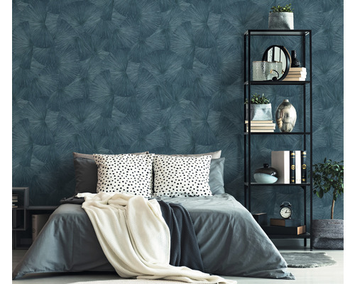 Ložnice s vzorovanými tapetami, postelí a regálem