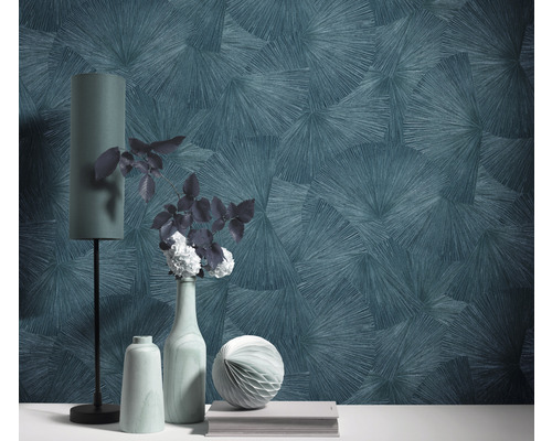 Dekorativní stěna s geometrickým vzorem tapety, stolní lampou a vázami