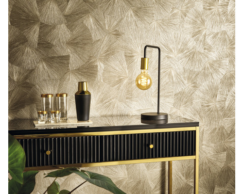 Ukázka vybavení s komodou, lampou, sklenicemi a vzorovanou tapetou.