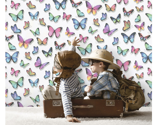 Tapeta s motýlím vzorem a dvě děti v kufru