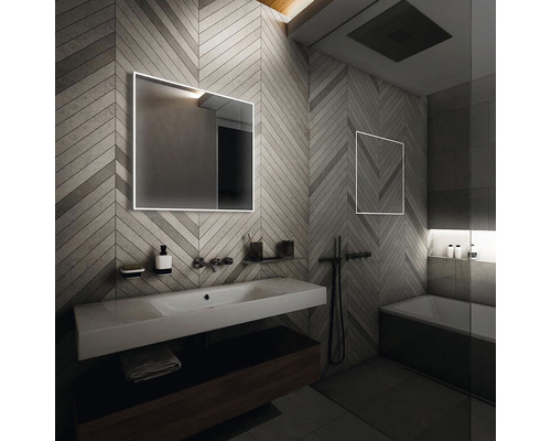 Moderní koupelna s umyvadlem, zrcadly a vanou