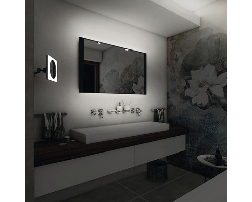 Moderní koupelna se zrcadlem, umyvadlem a květinovou nástěnnou malbou