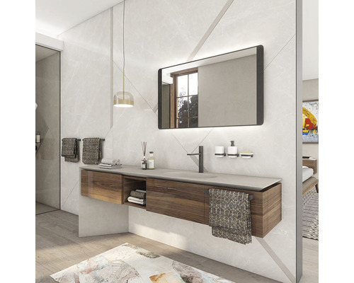 Světlá koupelna s umyvadlovou skříňkou, zrcadlem, ručníky a dekorativním osvětlením.