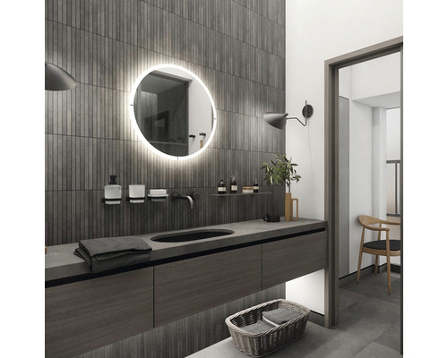 Koupelna s umyvadlem, osvětleným zrcadlem a košem na ručníky