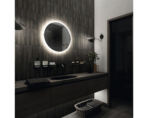 Moderní koupelna s umyvadlem, zrcadlem s osvětlením a obkládačkami