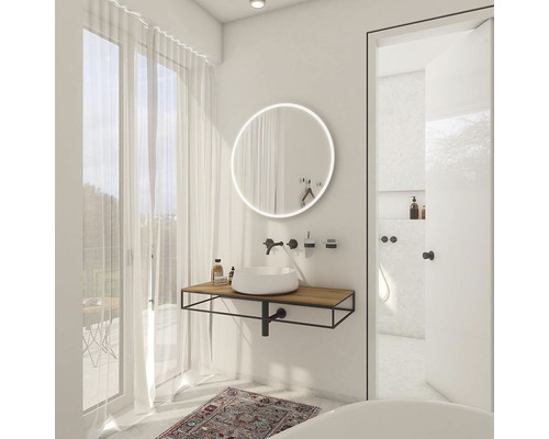 Světlá koupelna s umyvadlem, zrcadlem a denním světlem