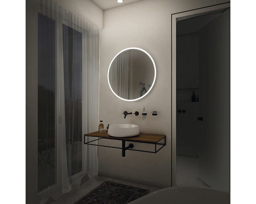 Moderní koupelna s kulatým zrcadlem, umyvadlem a stylovými armaturami