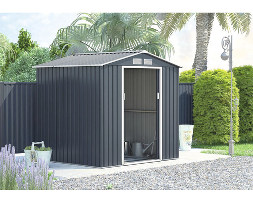 Zahradní scéna s kůlnou s otevřenými posuvnými dveřmi