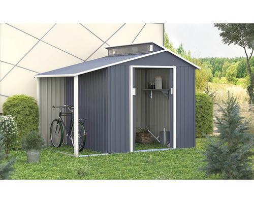 Kovová zahradní kůlna s kolem a zahradním nářadím na zahradě