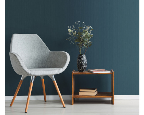 Pohled na místnost s křeslem, stolem a dekorací