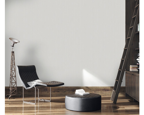 Obývací pokoj s křeslem, stojací lampou a knihovnou s žebříkem