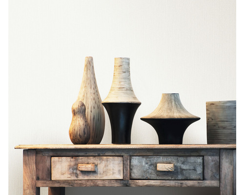 Dekorativní dřevěné vázy a komoda se zásuvkami