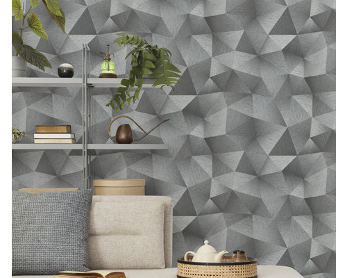 Obývací pokoj s geometrickou tapetou s trojrozměrným vzhledem, policí a dekorací