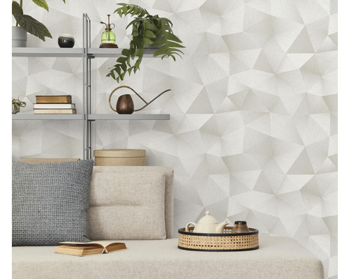 Obývací pokoj s geometrickou tapetou, policí a dekoracemi