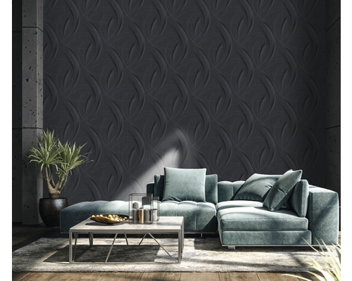 Obývací pokoj s tmavou designovou tapetou, pohovkou a konferenčním stolkem