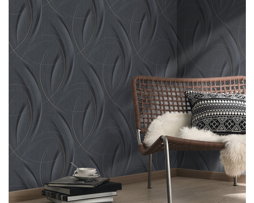Dekorativní nástěnná dekorace s tmavou tapetou a grafickým vzorem v obývacím pokoji.