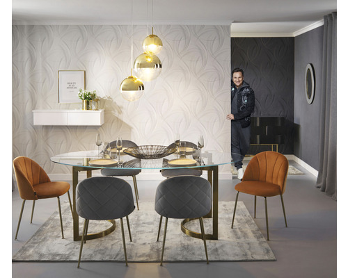 Jídelna s oválným skleněným stolem, židlemi se sametovým potahem, závěsným svítidlem se skleněnými koulemi a strukturovanou tapetou