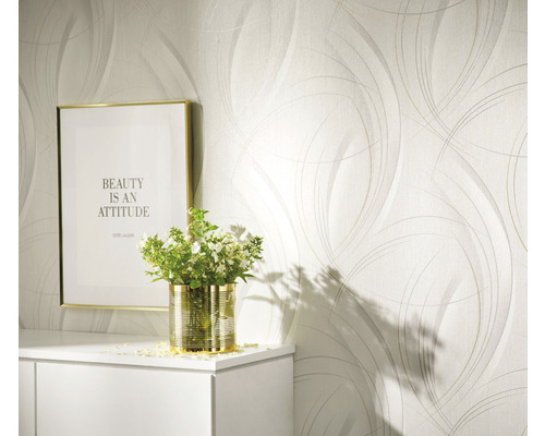 Tapeta s grafickým vzorem v obývacím pokoji