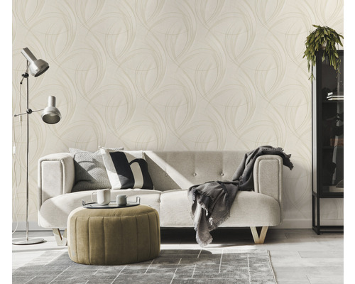 Obývací pokoj s pohovkou, kobercem, stojací lampou a tapetou s abstraktním vzorem pro světlou a přátelskou atmosféru.