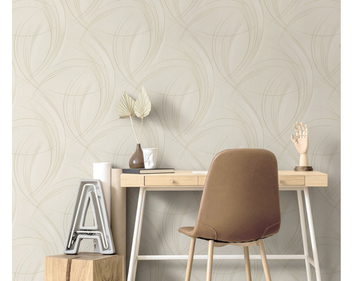 Scéna s vzorovanými tapetami, stolem a židlí.