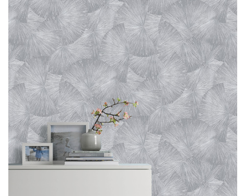 Místnost s vliesovou tapetou s grafickým vzorem.