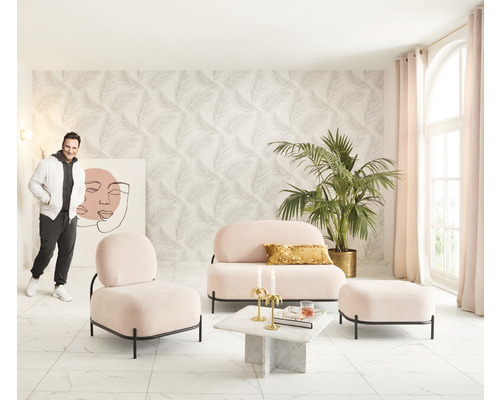 Světlý obývací pokoj s růžovou pohovkou, křeslem, stoličkou, mramorovým stolem, palmou a mužem