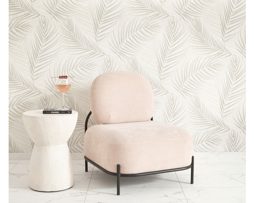 Scéna s křeslem, odkládacím stolkem, koktejlem a vzorovanou tapetou