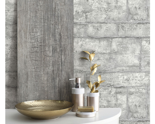 Zátiší koupelny s dřevěným panelem a tapetou imitující zdivo