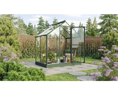 Skleník s rostlinami na zahradě