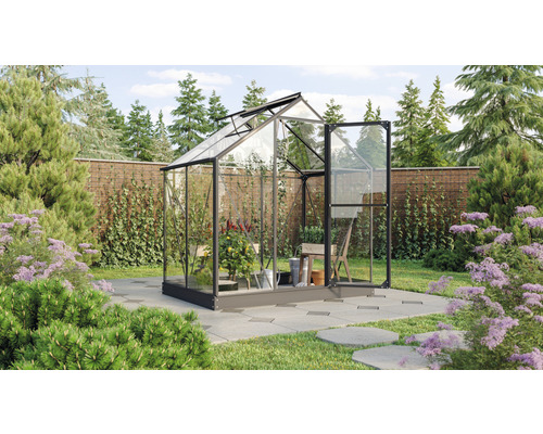 Skleník s rostlinami na zahradě