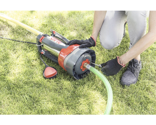 Ponorné čerpadlo AL-KO s připojením hadice instalované na trávníku