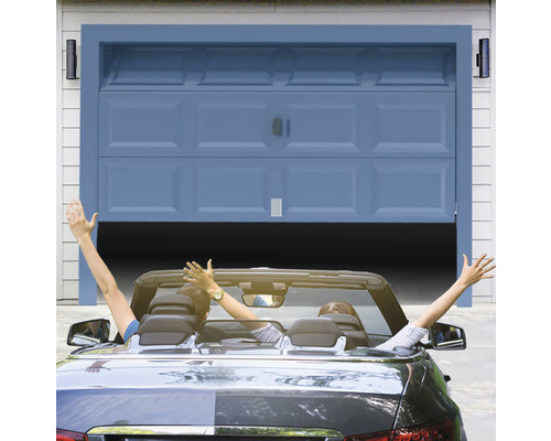 Otevřená garážová vrata s řidiči v kabrioletu