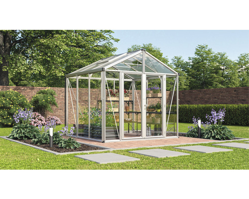 Skleník s policemi na rostliny na zahradě