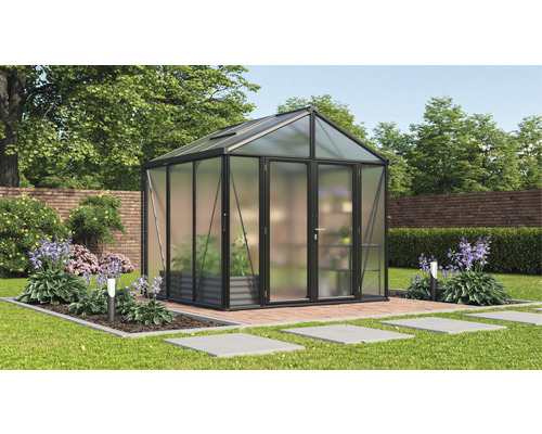 Skleník v zahradě s rostlinami a květinami