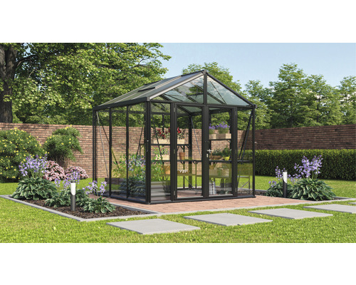 Skleník v zahradě s rostlinami a květinami