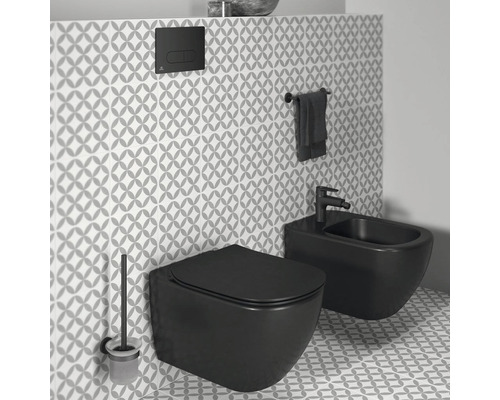 Moderní koupelna s nástěnným WC, bidetem, ovládacím panelem, držákem na ručníky a WC štětkou