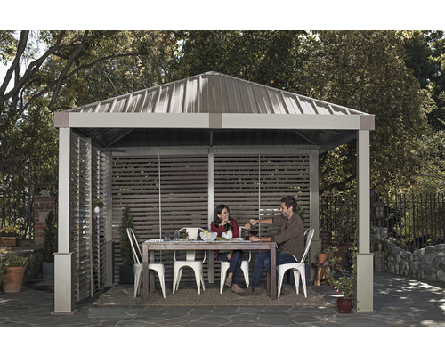Pavilon s lamelovými stěnami, stolem a lidmi na zahradě