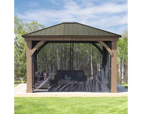 Zahradní pavilon se sítí proti komárům na terase