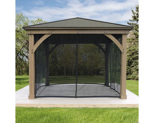 Altán s moskytiérou na terase v zahradě