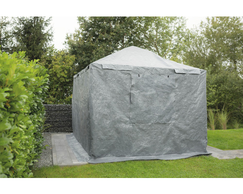 Šedý párty stan v zahradě